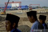 Warga menyaksikan pembuatan girder di Pabrik Girder Kereta Cepat Jakarta-Bandung di Cirangrang, Kopo, Bandung, Jawa Barat, Senin (8/7/2019). Pabrik pembuatan girder untuk kereta cepat Jakarta-Bandung yang sempat disegel pada Februari lalu itu saat ini sudah mulai beroperasi, sehingga pembangunan proyek Kereta Api Cepat Indonesia Cina di Kota Bandung dapat dilanjutkan. ANTARA JABAR/Raisan Al Farisi/agr