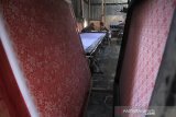 Pekerja menyelesaikan pembuatan batik sablon untuk bahan seragam sekolah di Indramayu, Jawa Barat, Senin (8/7/2019). Jelang tahun ajaran baru 2019/2020, Permintaan seragam batik dari berbagai daerah di Jabar meningkat hingga 60 persen dan dijual seharga Rp60 ribu hingga Rp150 ribu ANTARA JABAR/Dedhez Anggara/agr