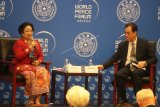 Mantan Presiden RI yang juga Ketua Umum DPP PDIP Megawati Soekarnoputri menyampaikan pandangannya saat menjadi pembicara utama dalam Forum Perdamaian Dunia (WPF) ke-8 di Beijing, China, Senin (8/7/2019). Selain Megawati, WPF yang digelar di kampus Tsinghua University itu juga menghadirkan mantan PM Singapura Goh Chok Tong, mantan Presiden Afghanistan Hamid Karzai, mantan PM Belgia Herman Van Rompuy, dan mantan Menlu Rusia Igor Ivanov. ANTARA FOTO/M. Irfan Ilmie/nym.