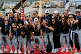 Juara Piala Dunia Putri AS tiba di Bandara Internasional Newark Liberty dengan pesawat carteran