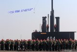 Personel TNI Angkatan Laut melaksanakan Gelar Pasukan dalam rangka Manuvra Lapangan (Manlav) di Dermaga Ujung Komando Armada  (Koarmada)II Surabaya, Jawa Timur, Selasa (9/7/2019). Apel Gelar Pasukan tersebut, sebagai rangkaian persiapan pelaksanaan latihan tertinggi TNI AL Armada Jaya  XXXVII tahun 2019 yang akan dilaksanakan di Pantai Banongan, Situbondo, Jawa Timur. Antara Jatim/Budi Candra Setya/zk.