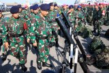 Kepala Staf Angkatan Laut (Kasal) Laksamana TNI Siwi Sukma Adji (kedua kiri) didampingi Panglima Komando Armada (PAngkoarmada) II Laksamana Muda TNI Mintoro Yulianto (kiri) melaksanakan inspeksi pasukan pada apel Gelar Pasukan dalam rangka Manuvra Lapangan (Manlav) di Dermaga Ujung Komando Armada  (Koarmada)II Surabaya, Jawa Timur, Selasa (9/7/2019). Apel Gelar Pasukan tersebut, sebagai rangkaian persiapan pelaksanaan latihan tertinggi TNI AL Armada Jaya  XXXVII tahun 2019 yang akan dilaksanakan di Pantai Banongan, Situbondo, Jawa Timur. Antara Jatim/Budi Candra Setya/zk.