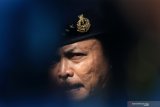 Kepala Staf Angkatan Laut (Kasal) Laksamana TNI Siwi Sukma Adji (kanan) melaksanakan inspeksi kesiapan pasukan pada apel Gelar Pasukan dalam rangka Manuvra Lapangan (Manlav) di Dermaga Ujung Komando Armada  (Koarmada)II Surabaya, Jawa Timur, Selasa (9/7/2019). Apel Gelar Pasukan tersebut, sebagai rangkaian persiapan pelaksanaan latihan tertinggi TNI AL Armada Jaya  XXXVII tahun 2019 yang akan dilaksanakan di Pantai Banongan, Situbondo, Jawa Timur. Antara Jatim/Budi Candra Setya/zk.