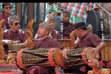 Penyandang tuna netra dari Sanggar Seni Rwa Bhineda memainkan gamelan khas Bali saat mengiringi pagelaran kesenian prembon pada Pesta Kesenian Bali ke-41 di Taman Budaya Bali, Denpasar, Bali, Selasa (9/7/2019). Sebanyak 20 seniman tuna netra turut tampil pada pesta seni budaya terbesar di Pulau Dewata tersebut sebagai apresiasi bagi para seniman yang memiliki kekurangan fisik itu. ANTARA FOTO/Nyoman Hendra Wibowo/nym.