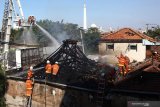 Petugas memadamkan bangunan yang terbakar di Jalan Bubutan, Surabaya, Jawa Timur, Selasa (9/7/2019). Sebanyak 15 kendaraan pemadam kebakaran dikerahkan untuk memadamkan kebakaran yang melanda tiga tempat usaha yaitu dealer sepeda motor Yamaha serta bengkel dan penjualan sepeda angin. Antara Jatim/Didik Suhartono/ZK