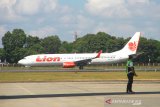 Pesawat komersial bersiap lepas landas di Bandara Syamsuddin Noor, Banjarbaru, Kalimantan Selatan, Selasa (9/7/2019).Pemerintah dan maskapai sepakat menentukan besaran penurunan harga tiket pesawat Low Cost Carrier (LCC) sebesar 50 persen dari tarif batas atas (TBA)  pada jadwal tertentu yang mulai efektif diberlakukan pada hari kamis, 11 Juli 2019.Foto Antaranews Kalsel/Bayu Pratama S.