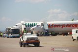 Sejumlah penumpang memasuki pesawat di Bandara Syamsuddin Noor, Banjarbaru, Kalimantan Selatan, Selasa (9/7/2019).Pemerintah dan maskapai sepakat menentukan besaran penurunan harga tiket pesawat Low Cost Carrier (LCC) sebesar 50 persen dari tarif batas atas (TBA)  pada jadwal tertentu yang mulai efektif diberlakukan pada hari kamis, 11 Juli 2019.Foto Antaranews Kalsel/Bayu Pratama S.