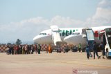 Sejumlah penumpang turun dari pesawat di Bandara Syamsuddin Noor, Banjarbaru, Kalimantan Selatan, Selasa (9/7/2019).Pemerintah dan maskapai sepakat menentukan besaran penurunan harga tiket pesawat Low Cost Carrier (LCC) sebesar 50 persen dari tarif batas atas (TBA)  pada jadwal tertentu yang mulai efektif diberlakukan pada hari kamis, 11 Juli 2019.Foto Antaranews Kalsel/Bayu Pratama S.