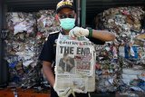 Petugas menunjukkan kertas bekas (waste paper) impor yang dikirim dari Australia di lapangan penumpukkan kontainer di PT Terminal Petikemas Surabaya (TPS) di Surabaya, Jawa Timur, Selasa (9/7/2019). Kantor Pengawasan dan Pelayanan Bea dan Cukai (KPPBC) Tipe Madya Pabean (TMP) Tanjung Perak Surabaya mengamankan delapan kontainer yang berisi 282 bal dengan berat total 210,34 ton kertas bekas (waste paper) yang terkontaminasi berbagai sampah rumah tangga dan terkontaminasi limbah Bahan Berbahaya dan Beracun (B3). Antara Jatim/Didik Suhartono/ZK