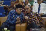 Menteri Sosial Agus Gumiwang (kanan) berbincang dengan Gubernur Jawa Barat Ridwan Kamil (kiri) saat melakukan kunjungan kerja di Politeknik Kesejahreraan Sosial (Poltekesos), Bandung, Jawa Barat, Selasa (9/7/2019). Dalam kunjungan kerjanya di Bandung, Agus Gumiwang berkesempatan untuk meresmikan perubahan nama Sekolah Tinggi Kesejahteraan Sosial (STKS) menjadi Politeknik Kesejahteraan Sosial (Poltekesos). ANTARA JABAR/Raisan Al Farisi/agr