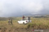 Petugas mengangkut kandang yang berisi macan tutul (Panthera Pardus Melas) untuk dilepasliarkan di gunung Dulang kawasan Taman Nasional Gunung Ciremai, Kuningan, Jawa Barat, Selasa (9/7/2019). Kementerian Lingkungan Hidup melalui BKSDA Jawa Barat, melepasliarkan seekor macan tutul yang ditangkap saat memasuki pemukiman penduduk pada bulan Juni lalu. ANTARA JABAR/Dedhez Anggara/agr