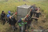 Petugas mengangkut kandang yang berisi macan tutul (Panthera Pardus Melas) untuk dilepasliarkan di gunung Dulang kawasan Taman Nasional Gunung Ciremai, Kuningan, Jawa Barat, Selasa (9/7/2019). Kementerian Lingkungan Hidup melalui BKSDA Jawa Barat, melepasliarkan seekor macan tutul yang ditangkap saat memasuki pemukiman penduduk pada bulan Juni lalu.  ANTARA JABAR/Dedhez Anggara/agr