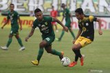 Pesepak bola PS Barito Putera Evan Dimas Darmono (kanan) mencoba melewati hadangan pesepak bola Persebaya Osvaldo Ardiles Haay (kiri) saat pertandingan Liga 1 2019 di Stadion Gelora Bung Tomo, Surabaya, Jawa Timur, Selasa (9/7/2019). Persebaya ditahan imbang PS Barito Putera dengan skor akhir 2-2. Antara Jatim/Moch Asim/zk.