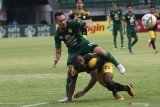 Pesepak bola Persebaya Damian Emanuel Lizio (kiri) mencoba melewati hadangan pesepak bola PS Barito Putera Andri Ibo (kanan) saat pertandingan Liga 1 2019 di Stadion Gelora Bung Tomo, Surabaya, Jawa Timur, Selasa (9/7/2019). Persebaya ditahan imbang PS Barito Putera dengan skor akhir 2-2. Antara Jatim/Moch Asim/zk.