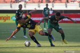 Pesepak bola Persebaya Osvaldo Ardiles Haay (kanan) berebut bola dengan pesepak bola PS Barito Putera Lucas Rodrigues Ramos Da Silva (kiri) saat pertandingan Liga 1 2019 di Stadion Gelora Bung Tomo, Surabaya, Jawa Timur, Selasa (9/7/2019). Persebaya ditahan imbang PS Barito Putera dengan skor akhir 2-2. Antara Jatim/Moch Asim/zk.