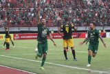 Pesepak bola Persebaya Manuchehr Jalilov (kedua kiri) bersama rekannya Damian Emanuel Lizio (kanan) melakukan selebrasi usai mencetak gol ke gawang PS Barito Putera saat pertandingan Liga 1 2019 di Stadion Gelora Bung Tomo, Surabaya, Jawa Timur, Selasa (9/7/2019). Persebaya ditahan imbang PS Barito Putera dengan skor akhir 2-2. Antara Jatim/Moch Asim/zk.