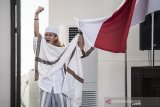 Terdakwa kasus dugaan penganiayaan terhadap remaja Bahar bin Smith memegang bendera merah putih seusai menjalani sidang putusan di gedung Arsip dan Perpustakaan, Bandung, Jawa Barat, Selasa (9/7/2019). Majelis hakim menjatuhi hukuman kepada Bahar bin Smith tiga tahun penjara, denda Rp 50 juta dan subsider satu bulan kurungan. ANTARA JABAR/M Agung Rajasa/agr