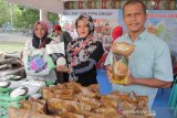 Petugas memperlihatkan produk Walini dari PTPN Group di Anjungan PTPN I Langsa di Police Expo, Banda Aceh, Selasa (9/7/2019). PTPN Group melahirkan sebuah produk yang diberi nama Walini, diantaranya seperti gula pasir, minyak goreng, kopi, gula, teh, yang di jual dengan harga murah. (Antara Aceh/Khalis)