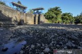 Warga memancing di Bendungan Cigede dan Ciloseh yang surut di Kampung Sukaratu, Kabupaten Tasikmalaya, Jawa Barat, Rabu (10/7/2019). Akibat musim kemarau debit air anak Sungai Citanduy mulai surut dan sebagian aliran sungai mengering sehingga dimanfaatkan warga untuk memancing ikan. ANTARA JABAR/Adeng Bustomi/agr