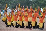 Anggota Polri berpakaian adat menampilakan tarian tradisional, Bungong Jumpa Aceh, seusai upacara memperingati HUT ke 73 Bhayangkara Polri di Mapolda Banda Aceh, Aceh, Rabu (10/7/2019). Peringatan HUT ke 73 Bhayangkara Polri yang disi dengan atraksi safety riding dan tarian tradisional Aceh itu mengangkat tema, Semangat Promoter Pengabdian Polri Untuk Masyarakat, Bangsan dan Negara. (Antara Aceh/Ampelsa)