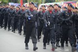 Anggota Polri bersama prajurit TNI mengikuti upacara memperingati HUT ke 73 Bhayangkara Polri di Mapolda Banda Aceh, Aceh, Rabu (10/7/2019). Peringatan HUT ke 73 Bhayangkara Polri yang disi dengan atraksi safety riding dan tarian tradisional Aceh itu mengangkat tema, Semangat Promoter Pengabdian Polri Untuk Masyarakat, Bangsan dan Negara. (Antara Aceh/Ampelsa)