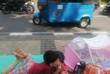 Pencari suaka di trotoar Jalan Kebon Sirih Jakarta tunggu direlokasi