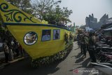 Peserta menaiki kendaraan hias saat karnaval acara Puncak Peringatan Hari Lanjut Usia Nasional 2019 di Monumen Perjuangan Rakyat Jawa Barat, Bandung, Jawa Barat, Rabu (10/7/2019). Kegiatan karnaval tersebut bertujuan untuk tetap menjaga semangat masyarakat yang telah lanjut usia dalam menjadi teladan bagi generasi muda sekaligus bentuk program para lanjut usai agar bisa tetap bahagia dan menikmati  hidup. ANTARA JABAR/Novrian Arbi/agr