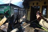 Petugas memotret kebakaran di permukiman padat penduduk di kawasan Margorukun, Surabaya, Jawa Timur, Rabu (10/7/2019). Sekitar 15 unit kendaraan pemadam kebakaran dikerahkan untuk memadamkan api yang membakar sekitar 14 rumah itu. Antara Jatim/Didik Suhartono/ZK