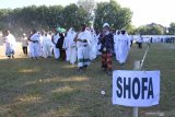 Sejumlah jemaah calon haji (JCH) melakukan proses Sa'i/berlari-lari kecil saat manasik haji di Stadion Moehammad Saleh, Situbondo, Jawa Timur, Rabu (10/7/2019). Sebanyak 656 JCH asal Situbondo mengikuti manasik haji sebelum pemberangkatan ke Tanah suci agar saat berhaji nanti para jemaah lancar menjalankan ibadah haji. Antara Jatim/Seno/zk.