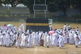 Sejumlah jemaah calon haji (JCH) melakukan proses tawaf saat manasik haji di Stadion Moehammad Saleh, Situbondo, Jawa Timur, Rabu (10/7/2019). Sebanyak 656 JCH asal Situbondo mengikuti manasik haji sebelum pemberangkatan ke Tanah suci agar saat berhaji nanti para jemaah lancar menjalankan ibadah haji. Antara Jatim/Seno/zk.