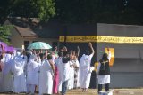 Sejumlah jemaah calon haji (JCH) melakukan proses tawaf saat manasik haji di Stadion Moehammad Saleh, Situbondo, Jawa Timur, Rabu (10/7/2019). Sebanyak 656 JCH asal Situbondo mengikuti manasik haji sebelum pemberangkatan ke Tanah suci agar saat berhaji nanti para jemaah lancar menjalankan ibadah haji. Antara Jatim/Seno/zk.