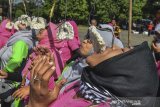 Warga mengikuti lomba makan kerupuk pada Pesta Rakyat HUT ke-73 Bhayangkara di Lapangan Dadaha, Kota Tasikmalaya, Jawa Barat, Rabu (10/7/2019). Perlombaan panjat pinang, bakiak, makan kerupuk, dan balap karung antar warga dan Bhabinkamtibmas Polres Tasikmalaya Kota dalam rangka memeriahkan puncak HUT Bhayangkara sekaligus mempererat sinergitas antara Polri dan masyarakat dalam menjaga keamanan dan ketertiban. ANTARA JABAR/Adeng Bustomi/agr