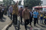 Menteri Sosial RI Agus Gumiwang Kartasasmita (keempat kiri) didampingi Gubernur Provinsi Jawa Barat Ridwan Kamil (tengah) melambaikan tangan kepada warga saat acara Puncak Peringatan Hari Lanjut Usia Nasional 2019 di Monumen Perjuangan Rakyat Jawa Barat, Bandung, Jawa Barat, Rabu (10/7/2019). Provinsi Jawa Barat menjadi tuan rumah peringatan ke-23 Hari Lanjut Usia Nasional (HLUN) 2019 dengan tema Lanjut Usia Mandiri, Sejahtera dan Bermartabat. ANTARA JABAR/Novrian Arbi/agr