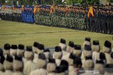 Anggota Polri dan TNI mengikuti upacara HUT Bhayangkara ke 73 di Lapangan Gasibu, Bandung, Jawa Barat, Rabu (10/7/2019). Polri menggelar secara serentak Upacara HUT ke - 73 Bhayangkara di seluruh Indonesia. ANTARA JABAR/Raisan Al Farisi/agr