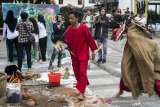 Seniman bermain kesenian Reak Tibelat saat kolaborasi pertunjukan seni Doa untuk Bumi bersama maestro Tisna Sanjaya di River spot Cikapundung, Bandung, Jawa Barat, Kamis (11/7/2019). Kolaborasi pertunjukan seni Doa untuk Bumi ini merupakan kegiatan berbagi energi dan spirit melalui proses penciptaan karya seni untuk mendoakan kedamaian bumi, Indonesia dan dunia. ANTARA JABAR/M Agung Rajasa/agr