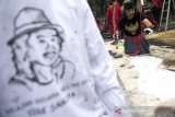 Maestro Tisna Sanjaya membuat karya seni saat kolaborasi pertunjukan seni Doa untuk Bumi di River spot Cikapundung, Bandung, Jawa Barat, Kamis (11/7/2019). Kolaborasi pertunjukan seni Doa untuk Bumi ini merupakan kegiatan berbagi energi dan spirit melalui proses penciptaan karya seni untuk mendoakan kedamaian bumi, Indonesia dan dunia. ANTARA JABAR/M Agung Rajasa/agr