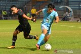 Pemain Persela Lamongan, Kei Hirose (kanan) berusaha mengecoh pemain Kalteng Putra dalam pertandingan lanjutan Liga 1 2019 di Stadion Surajaya Lamongan, Jawa Timur, Kamis (11/7/2019). Antara Jatim/Syaiful Arif/zk.