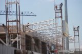 Pekerja menyelesaikan proyek pembangunan terminal baru Bandara Internasional Syamsudin Noor di Banjarbaru, Kalimantan Selatan, Kamis (11/7/2019).progres pembangunan bandara tahap I dan II tersebut hingga bulan Mei 2019  sudah mencapai 70 persen dan ditargetkan selesai pada oktober 2019.Foto Antaranews Kalsel/Bayu Pratama S.