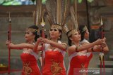 Seniman Kalimantan Tengah membawakan Tari Kahanjak Atel pada pagelaran di Pesta Kesenian Bali 2019 di Taman Budaya Provinsi Bali, Denpasar, Bali, Kamis (11/7/2019). Seniman Kalimantan tengah menampilkan lima tarian khas suku Dayak untuk mempromosikan seni budaya dan pariwisata di Bali. Antaranews Bali/Nyoman Budhiana.