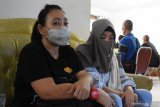 Dua Pekerja Migran Indonesia (PMI) menunggu giliran pendataan oleh BP3TKI di Dinas Sosial Provinsi Kalbar di Pontianak, Kalimantan Barat, Rabu (10/7/2019). BP3TKI Pontianak mencatat terdapat 80 PMI yang dipulangkan Pemerintah Malaysia melalui Pos Lintas Batas Negara (PLBN) Entikong, Kabupaten Sanggau karena bermasalah dengan masa berlaku passport dan cop serta dokumen ketenagakerjaan yang tidak lengkap. ANTARA FOTO/Reza Novriandi/jhwANTARA FOTO/REZA NOVRIANDI (ANTARA FOTO/REZA NOVRIANDI)