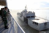 KRI Teluk Banten 516 bertolak dari Dermaga Ujung Koarmada II Surabaya, Jawa Timur, Kamis (11/7/2019). Sejumlah unsur dan 8.493 Pasukan TNI-AL yang terlibat dalam latihan Armada Jaya XXXVII, mulai bergerak menuju daerah latihan di Pantai Banongan, Situbondo, Jawa Timur. Antara Jatim/Budi Candra Setya/zk.