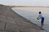 Warga memasang perangkap ikan di Waduk Dawuhan, Kabupaten Madiun, Jawa Timur, Rabu (10/7/2019). Akibat musim kemarau, waduk seluas 1.273 hektare dan memiliki daerah irigasi seluas 2.823 hektare tersebut mengalami penyusutan volume dengan penurunan permukaan air waduk sekitar empat meter. Antara Jatim/Siswowidodo/zk.