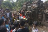 Penggiat sejarah memberikan wawasan sejarah berdirinya Candi Mirigambar kepada anak-anak desa dalam rangkaian kegiatan Festival Panji 2019 di kompleks Candi Mirigambar, Tulungagung, Jawa Timur, Kamis (11/7/2019). Edukasi sejarah itu dimaksudkan agar anak-anak lebih mengenal dan ikut melestarikan warisan cagar budaya bangsa, di lingkungan dimana mereka tumbuh dan berkembang. Antara Jatim/Destyan Sujarwoko/zk.