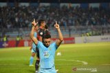 Pemain Persela Lamongan, Rafael Gomes De Oliviera ikut selebrasi usai Alex Dos Santos Goncalves mencetak gol ke gawang Kalteng Putra dalam pertandingan lanjutan Liga 1 2019 di Stadion Surajaya Lamongan, Jawa Timur, Kamis (11/7/2019). Antara Jatim/Syaiful Arif/zk.