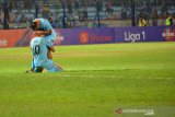 Pemain Persela Lamongan, Alex Dos Santos Goncalves merayakan gol ke gawang Kalteng Putra dalam pertandingan lanjutan Liga 1 2019 di Stadion Surajaya Lamongan, Jawa Timur, Kamis (11/7/2019). Antara Jatim/Syaiful Arif/zk.