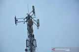 Pekerja melakukan perawatan jaringan di salah satu menara Base Transceiver Station (BTS) di kawasan Desa Rejoagung, Kecamatan Ploso, Jombang, Jawa Timur, Kamis (11/7/2019). Dari data Asosiasi Pengembang Infrastruktur Menara Telekomunikasi (Aspimtel) industri telekomunikasi diperkirakan masih membutuhkan sekira 550.000 base transceiver station (BTS) baru hingga 2022 seiring dengan naiknya penggunaan Internet. Antara Jatim/Syaiful Arif/zk.