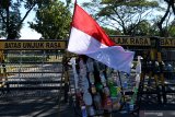 Seorang pengunjuk rasa yang tegabung dalam Brantas River Coalition to Stop Imported Plastic Trash (BRICSIP)  menunjukan sampah plastik impor saat aksi Jawa Timur bukan tempat sampah Amerika Serikat di depan Kantor Konsulat Jenderal Amerika Serikat di Surabaya, Jawa Timur,  Jumat (12/7/2019). Dalam aksinya mereka menyerukan agar Pemerintah Amerika Serikat menghentikan penyelundupan sampah rumah tangga ke dalam kertas yang diekspor ke Indonesia khususnya Jawa Timur.  Antara Jatim/Zabur Karuru