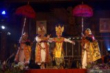 Penari memainkan tarian kecak dengan lakon cerita Panji dalam rangkaian Festival Panji Nusantara 2019 di Tulungagung, Jawa Timur, Kamis (11/7/2019). Tulungagung merupakan kota ketiga dari lima daerah yang disinggahi rombongan seniman lintas daerah di Jawa Timur dan Bali dengan mengangkat seni-budaya lokal yang berlatar perkembangan Cerita Panji yang populer sejak abad XIII dan menjadi kekayaan budaya nusantara hingga sekarang. Antara Jatim/Destyan Sujarwoko/zk