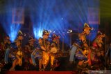 Penari memainkan tarian reog kendang dalam rangkaian Festival Panji Nusantara 2019 di Tulungagung, Jawa Timur, Kamis (11/7/2019). Tulungagung merupakan kota ketiga dari lima daerah yang disinggahi rombongan seniman lintas daerah di Jawa Timur dan Bali dengan mengangkat seni-budaya lokal yang berlatar perkembangan Cerita Panji yang populer sejak abad XIII dan menjadi kekayaan budaya nusantara hingga sekarang. Antara Jatim/Destyan Sujarwoko/zk