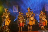 Penari memainkan tarian reog kendang dalam rangkaian Festival Panji Nusantara 2019 di Tulungagung, Jawa Timur, Kamis (11/7/2019). Tulungagung merupakan kota ketiga dari lima daerah yang disinggahi rombongan seniman lintas daerah di Jawa Timur dan Bali dengan mengangkat seni-budaya lokal yang berlatar perkembangan Cerita Panji yang populer sejak abad XIII dan menjadi kekayaan budaya nusantara hingga sekarang. Antara Jatim/Destyan Sujarwoko/zk